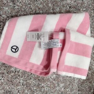 Beautiful Talbots ladies golf towel with carabiner NWT